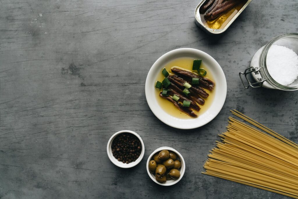Hamsi, yeşil zeytin, spagetti ve zeytinyağı ile makarna tarifi malzemeleri